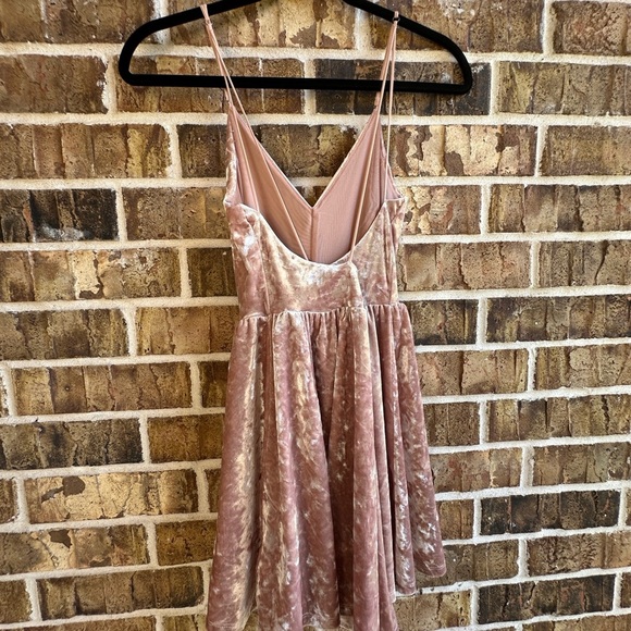 Silence + Noise Pink Velvet Pajama Dress - Picture 5 of 10